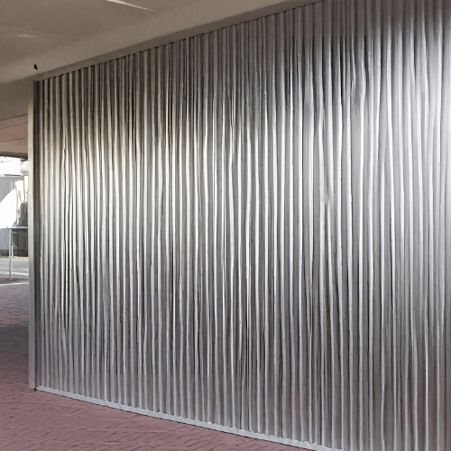 La clôture pleine en aluminium délimite avec précision les frontières de la propriété. En plus de fournir une défense efficace contre les intrusions, elle agit comme une barrière coupe-vent et occultante. Son esthétique chic et contemporaine lui permet de s'intégrer harmonieusement dans n'importe quel environnement.